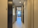 ラヴィエール住吉駅前 明るい印象の玄関ホール、タイル床と複数のドア