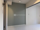 ラヴィエール住吉駅前 グレーのアクセント壁が落ち着いた印象のリビングダイニング