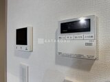 ラヴィエール住吉駅前 壁に取り付けられたインターホンと室内用操作パネル