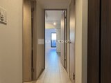 ラヴィエール住吉駅前 明るい印象の廊下から玄関方向を見た空間