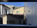 ラヴィエール住吉駅前 隣接する建物に囲まれた落ち着いた印象の中庭スペース