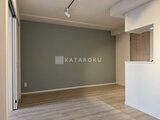 ラヴィエール住吉駅前 グリーンの壁が落ち着いた印象のリビングダイニング