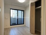 ラヴィエール住吉駅前 明るい窓から外光が入る居室と開放的なクローゼット