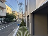 エスグランデ大森 前面道路に面した建物外観と植栽が配置されたエントランス周り