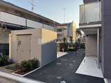 エスグランデ大森 駐車場から見た建物周辺の開放的な外観