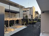 エスグランデ大森 日差し入る落ち着いた雰囲気の集合住宅外観と駐輪場