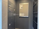 エスグランデ大森 メールボックスと案内表示のある共用部の廊下