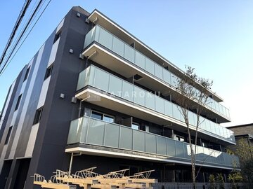 エスグランデ大森 モダンなデザインの4階建て共有棟と全面ガラス張りのバルコニー