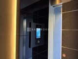 エスグランデ大森 スマート機能付きのモダンなエントランスドア