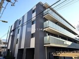 エスグランデ大森 モダンなツートーン外観の中層集合住宅と駐車場