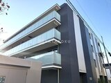 エスグランデ大森 青空を背景にした、モダンなデザインの建物外観