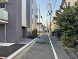 エスグランデ大森 前面道路から見た建物と周辺街並みの様子