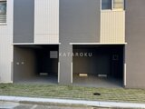 エスグランデ大森 建物前面のモダンな駐車スペース付き外観