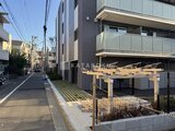 エスグランデ大森 木製パーゴラのある開放的なエントランス前の様子