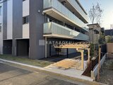 エスグランデ大森 木製テラス付きのモダンな外観、前面道路から見た建物全景