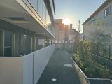 エスグランデ大森 陽光が差し込む開放的な共有通路と建物外観