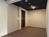 エスグランデ大森 黒いアクセント天井が印象的な共用廊下の様子
