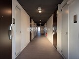 エスグランデ大森 共用廊下から見た落ち着いた印象の居住フロア