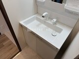 エスグランデ大森 白を基調とした洗面台と鏡のある洗面室