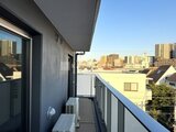 エスグランデ大森 都市風景を望むモダンなバルコニーの様子