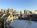 エスグランデ大森 屋根越しに望む都市風景と青空が広がる眺望
