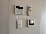 エスグランデ大森 照明制御盤とエアコンリモコン、床暖房パネルが並ぶ壁面