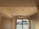 エスグランデ大森 窓からの採光が心地よいリビングの天井と壁面