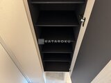 エスグランデ大森 玄関上部の収納スペース、棚板が複数段あり整理整頓に便利な作り