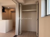 エスグランデ大森 開放的なクローゼットと奥のキッチンスペースの様子