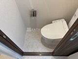 エスグランデ大森 温白色照明で明るく清潔感のあるトイレ空間