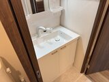 エスグランデ大森 清潔感のある洗面台と鏡、収納機能付きの洗面化粧台