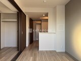 エスグランデ大森 洋室とキッチンを仕切る建具と開放的な間取りの様子