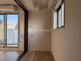 エスグランデ大森 大きな窓から採光が取り込まれた明るいワンルーム空間