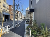 グランクレイエル両国 前面道路から見た建物外観と周辺の街並み