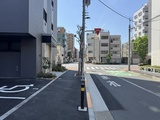 グランクレイエル両国 前面道路から見た建物外観と周辺の街並み