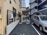 グランクレイエル両国 エントランスから見た建物入口と駐車スペースの様子