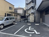 グランクレイエル両国 障害者用駐車スペースと自動ゲートを備えた駐車場の様子