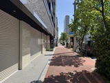 グランクレイエル両国 建物側面から見た日中の開放的な歩行者通路