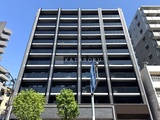 グランクレイエル両国 青空を背景にした縦ラインの洗練された建物外観