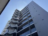 グランクレイエル両国 空を背景に建つモダンな外観の共同住宅