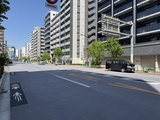 グランクレイエル両国 前面道路から見たマンション外観と周辺の街並み
