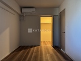 グランクレイエル両国 奥の部屋から光が差し込む、ゆとりのある洋室
