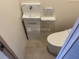 グランクレイエル両国 トイレと手洗いシンクを備えた清潔感のあるトイレ空間