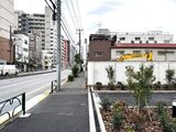 アルコバレーノ南千住 前面道路から見た建物外観と周辺の街並みの様子