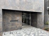 アルコバレーノ南千住 モダンな石張り仕上げのエントランスと幾何学模様の床