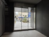 アルコバレーノ南千住 モダンなガラス引き戸から広場を見通す明るいエントランス
