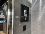 アルコバレーノ南千住 エレベーター前に設置されたインターホンと暗証番号機の様子