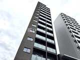 アルコバレーノ南千住 モダンな印象の中層マンション建物を下から見上げた外観