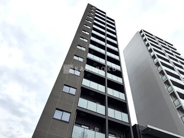 アルコバレーノ南千住 モダンな印象の中層マンション建物を下から見上げた外観