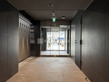 アルコバレーノ南千住 暖色系タイルの落ち着いたエントランスホール